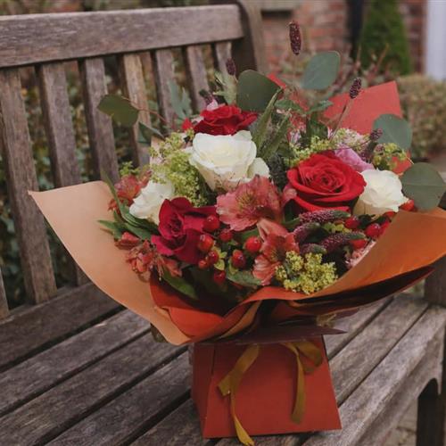 Elegant bouquet with naomi red roses 